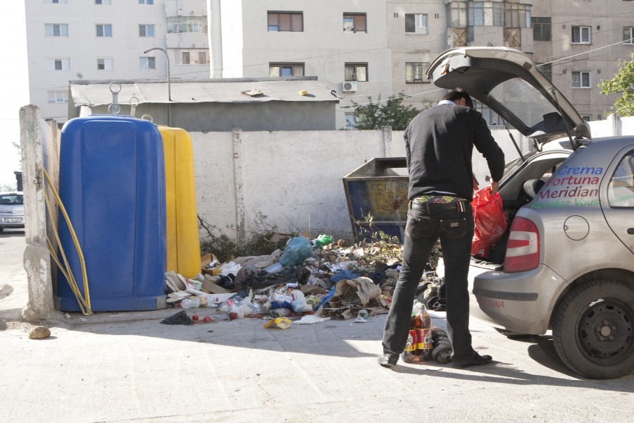 Campanie VL "Să-ţi pese de Galaţi": Cu ziarele în iarbă şi gunoiul lângă tomberon