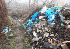 Munţi de gunoaie lăsate cu anii lângă linia ferată