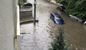Ploile torenţiale au produs inundaţii în 27 de localităţi