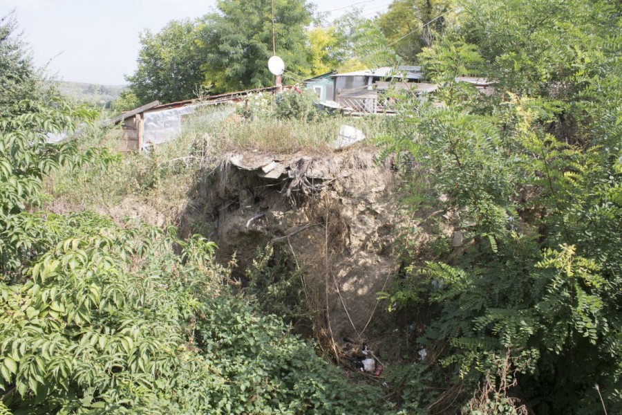 SURPAREA care înghite GOSPODĂRII şi MORMINTE/ Indiferenţa autorităţilor naşte situaţii ŞOCANTE (FOTO)