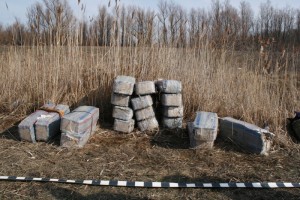 SACI CU ŢIGĂRI descoperiţi într-un canal colector (VIDEO&amp;FOTO)