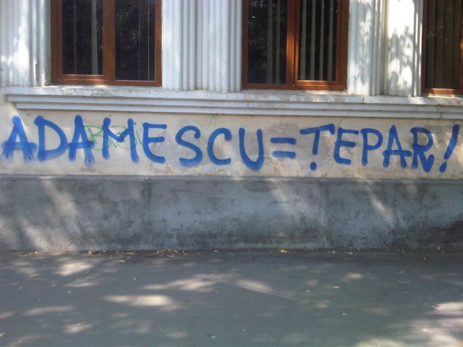 FOTO / Mesajul fanilor Oţelului pentru Adamescu de pe clădirea sediului PSD