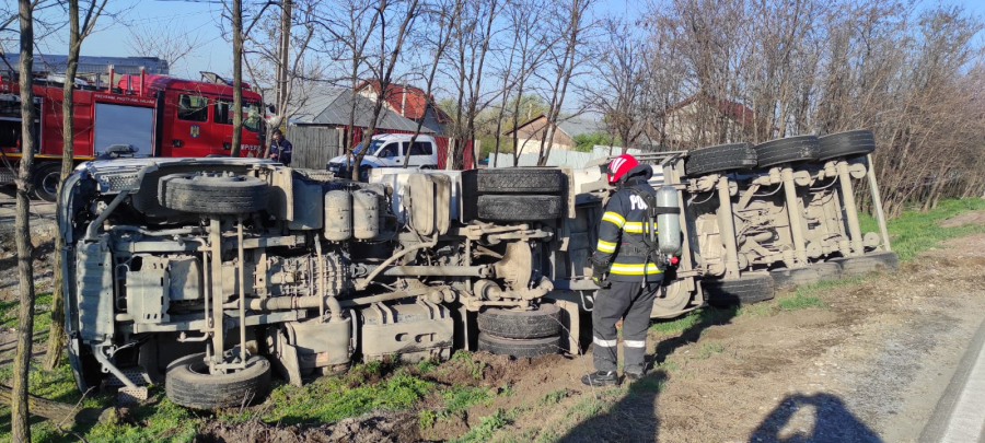 Un tir încărcat cu pietriș s-a răsturnat la Șendreni