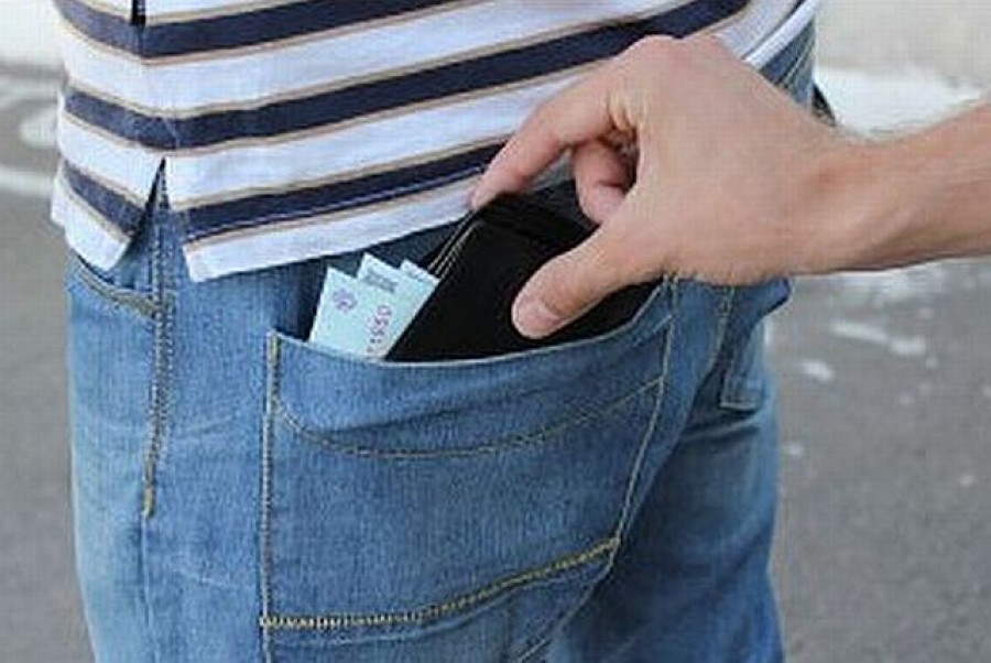 Hoţ de buzunare prins de poliţiştii gălăţeni. Vezi pe cine a încercat să lase fără bani