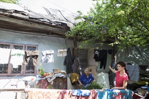 Poveşti triste pe prispa din Lozoveni nr. 148: Trei femei şi un minor stau sub un acoperiş nesigur