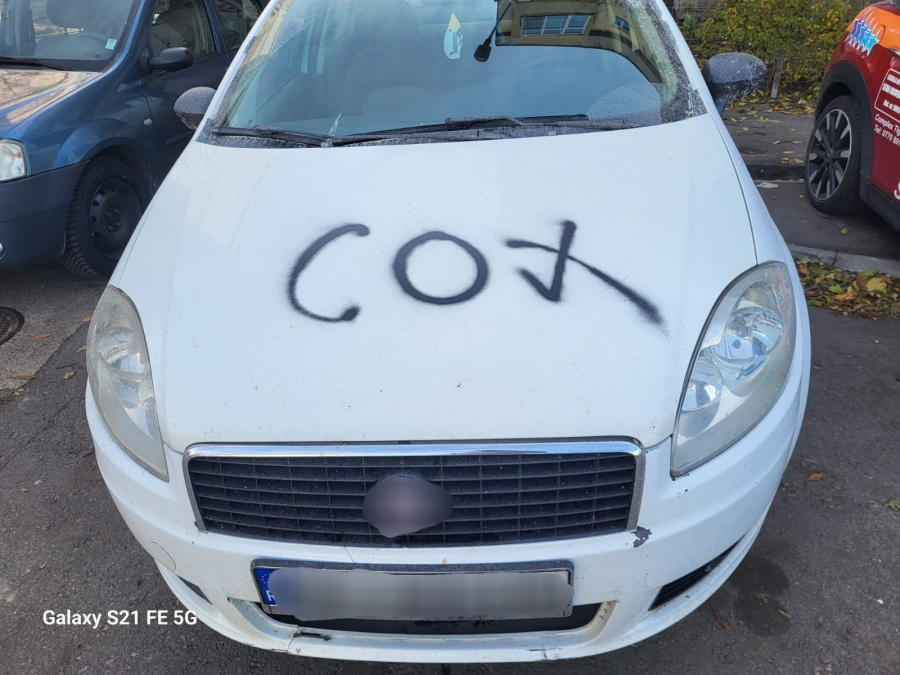 UPDATE / ”Balaurii” au fost prinși - Mașini vandalizate cu graffiti și cauciucuri înțepate