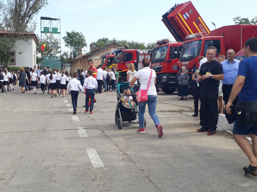 ZIUA POMPIERILOR | Avansări în grad şi exerciţii demonstrative