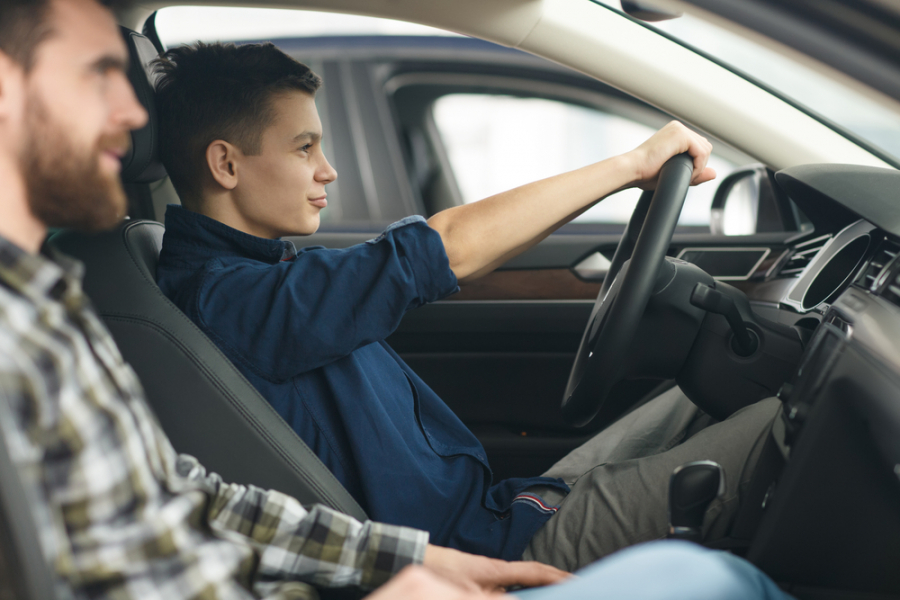 Cum poți deveni șofer la 16 ani