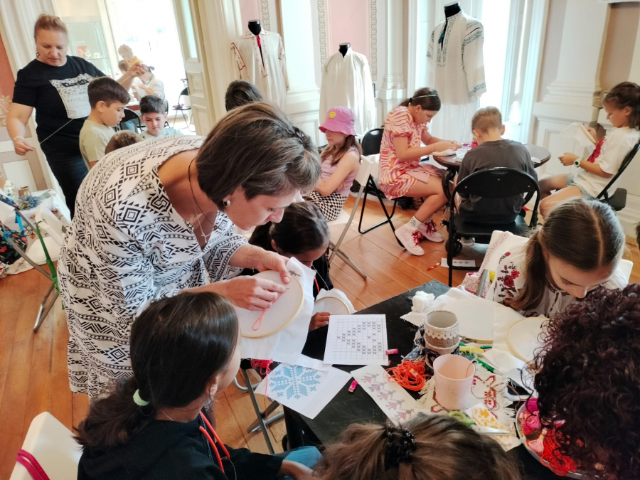 Tradiție, creativitate și inovație, într-o lecţie pentru copii. Tabăra de Educație STEAM la Muzeul „Teodor Cincu”