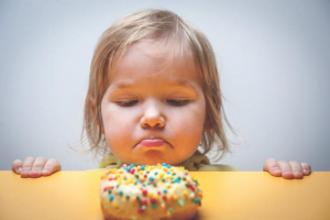 Majoritatea copiilor mănâncă zilnic dulciuri