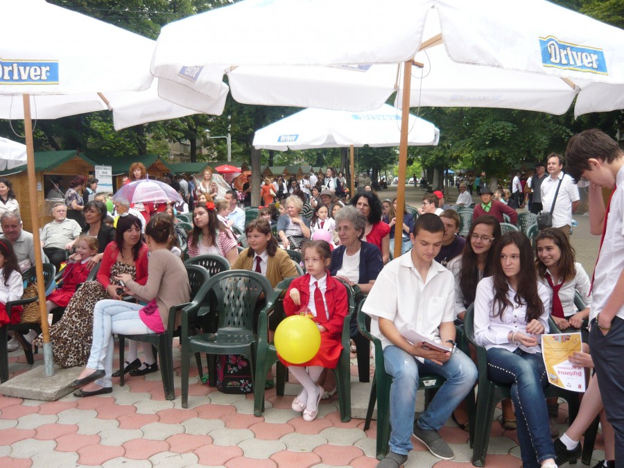 Poetul Nichita Stănescu, la Festivalul „Axis Libri”.  70 de elevi cu „Carte de iubire”, pe strada poezie