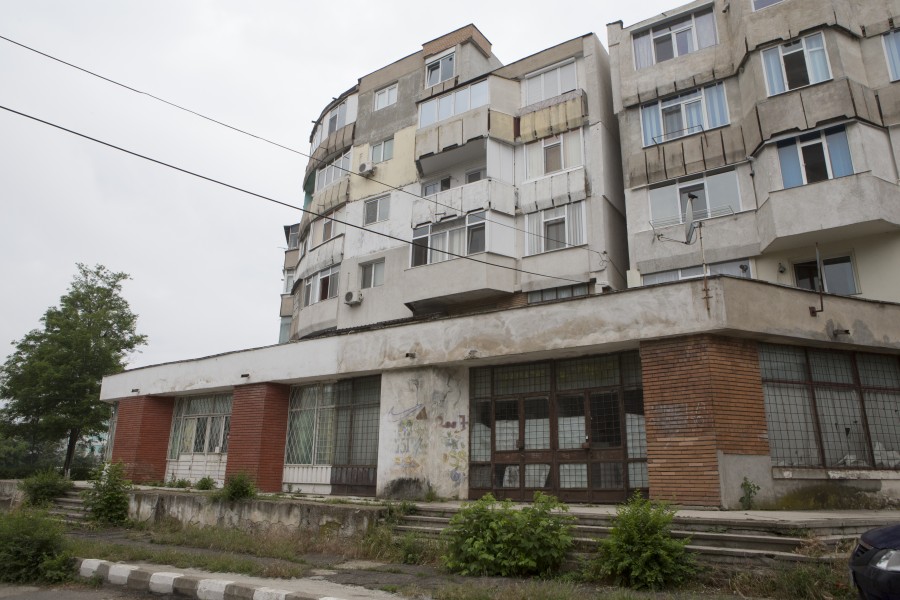 GALERIE FOTO / Comerţ la cota de avarie: Micile magazine mor sufocate de chirii, impozite şi birocraţie