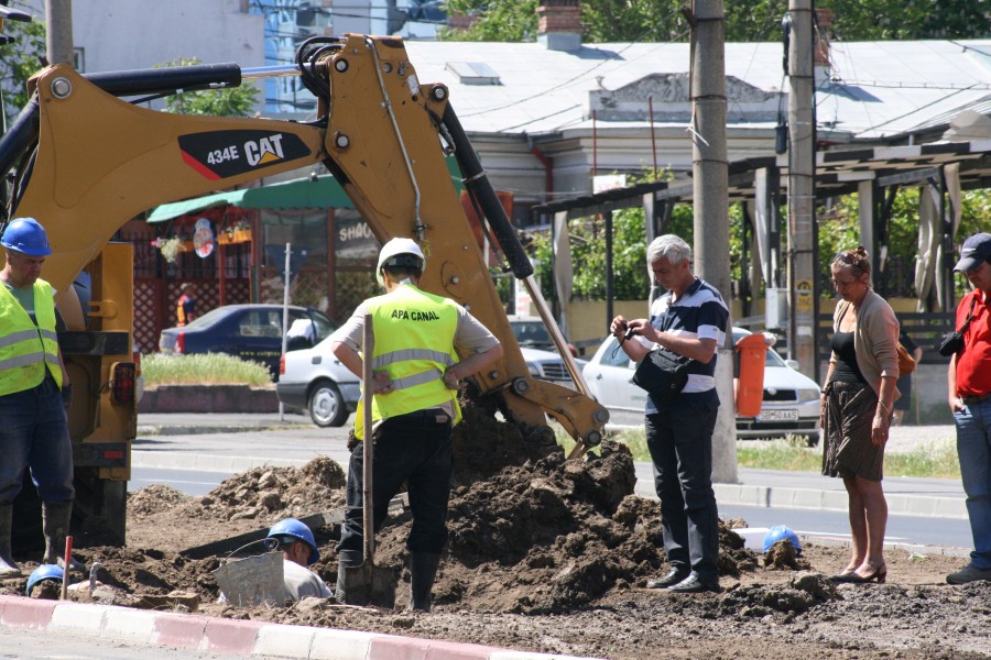 Avarie la conducta de apă rece de pe Brăilei. Traficul rutier este îngreunat 