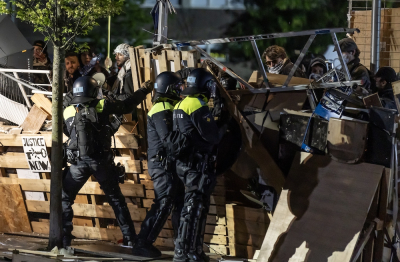 Cu buldozerul peste baricadele de la Universitatea din Amsterdam