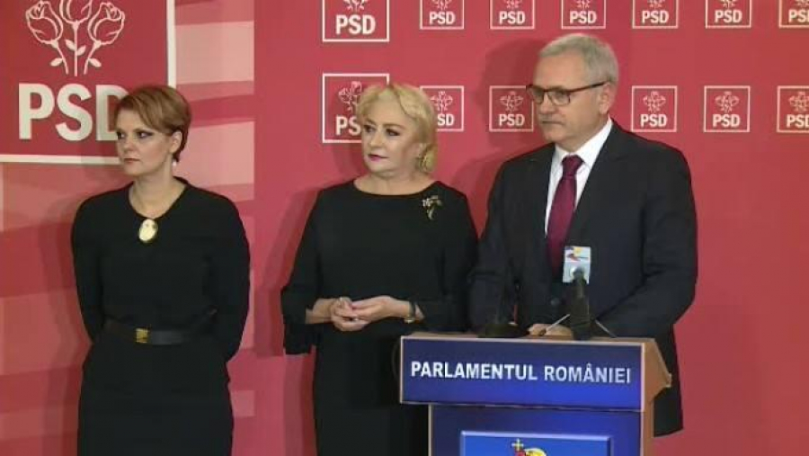 Luna şi moţiunea