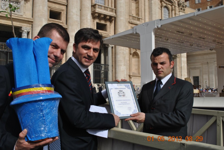 Asociaţia Românilor din Italia. Măr românesc şi diplomă de onoare pentru Papa Francisc