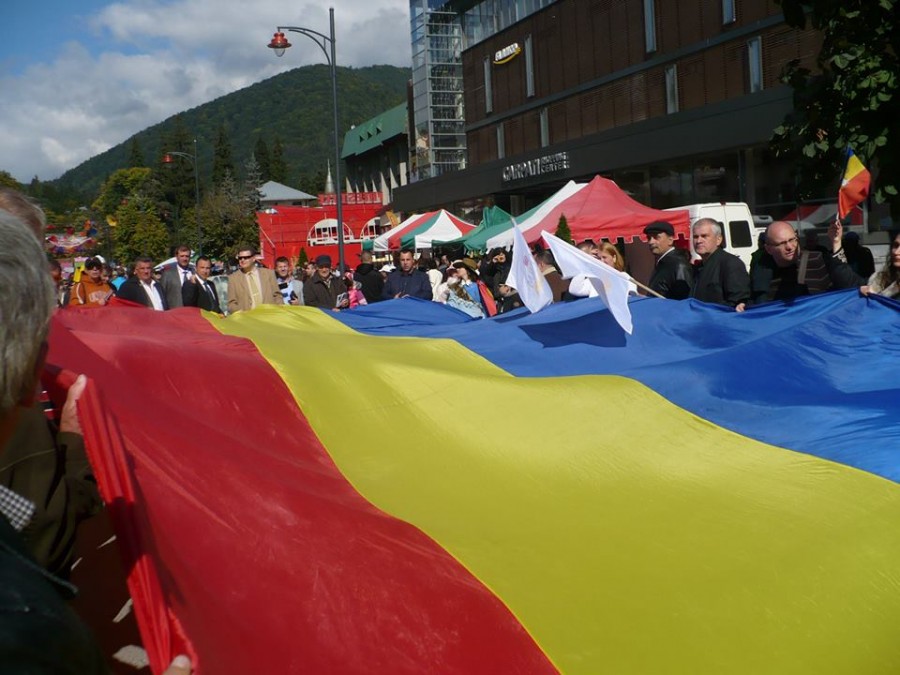 Tricolor gigant în memoria Regelui Carol I, la Sinaia, cu participare gălăţeană (VIDEO & FOTO)