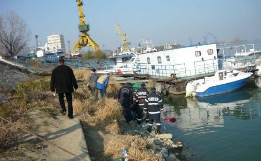 Îl cunoaşte cineva? Cadavrul unui bărbat a fost pescuit din Dunăre
