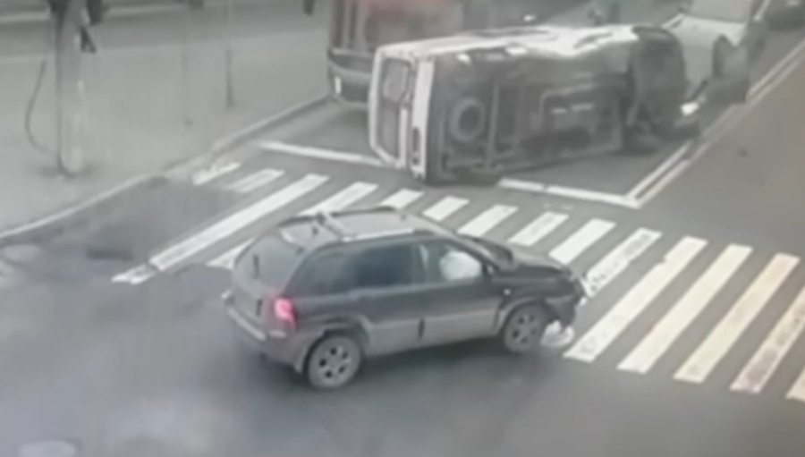 Ambulanță răsturnată la intersecția bulevardului Coșbuc cu strada Tecuci (FOTO și VIDEO)