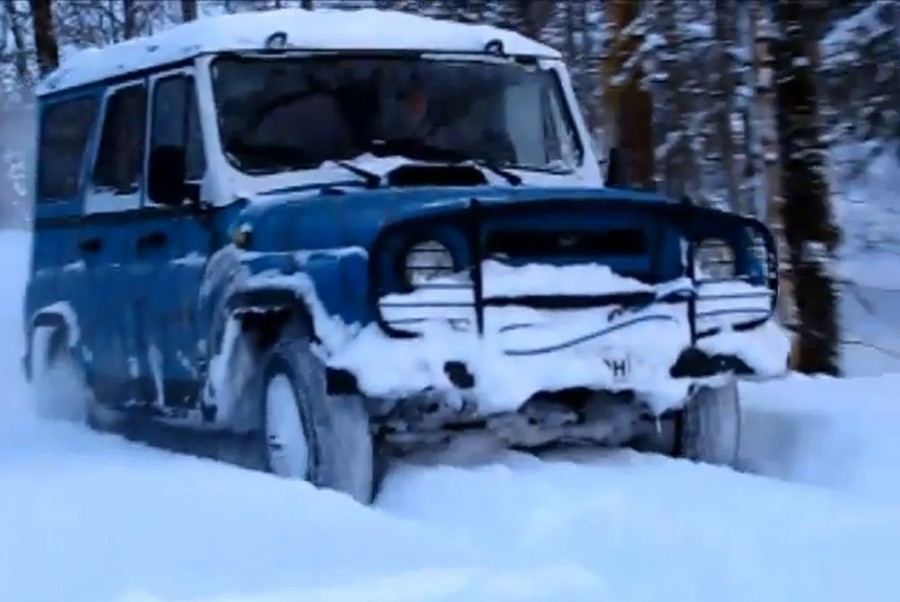 Vezi cea mai tare maşină de teren din lume: rupe zăpada în două! (VIDEO)