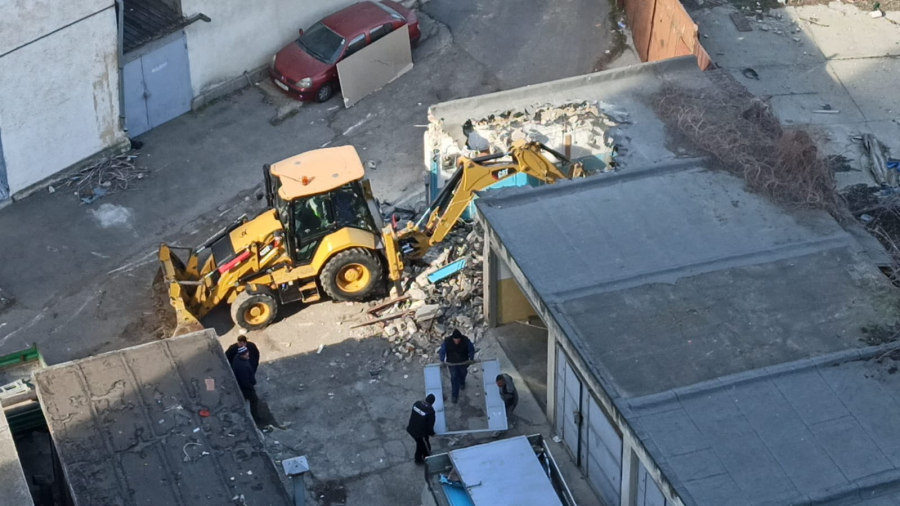 A început demolarea garajelor în Mazepa (VIDEO)