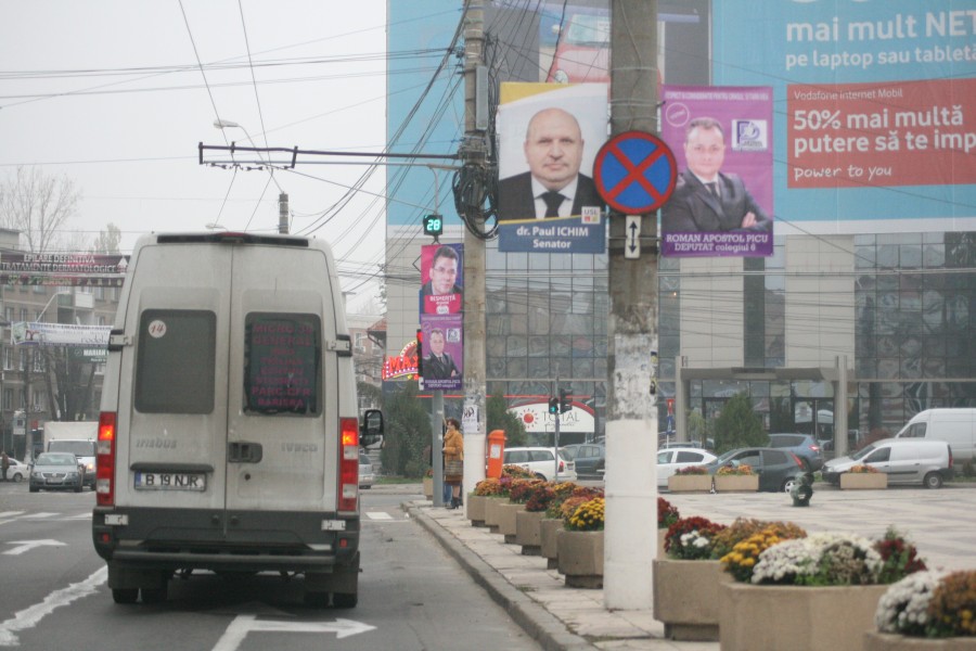 Campanie în batjocură faţă de cetăţeni: Candidaţii sufocă oraşul cu panouri ilegale (GALERIE FOTO)