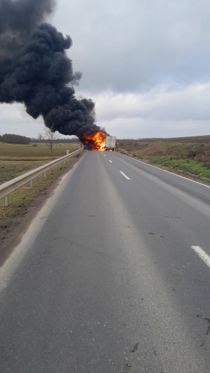 Alertă la Costache Negri. Un camion plin cu electrocasnice pentru sinistrați s-a făcut scrum