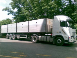 ŞOSELELE din judeţ, MĂCINATE de &quot;mastodonţii&quot; cu cereale