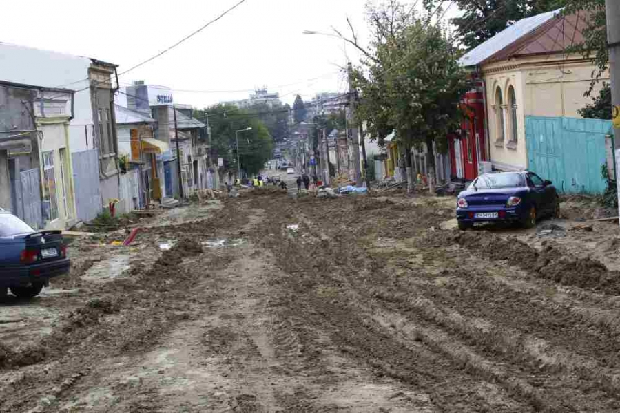 Gălăţenii ”înoată” în NĂMOL pe strada Tecuci. REACȚIA autorităţilor (FOTO)