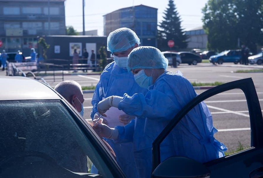 Centru de vaccinare din maşină în parcare la mall (FOTO și VIDEO)