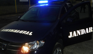 S-a îmbătat și a avariat o mașină parcată, fiind necesară intervenţia poliţiştilor şi jandarmilor