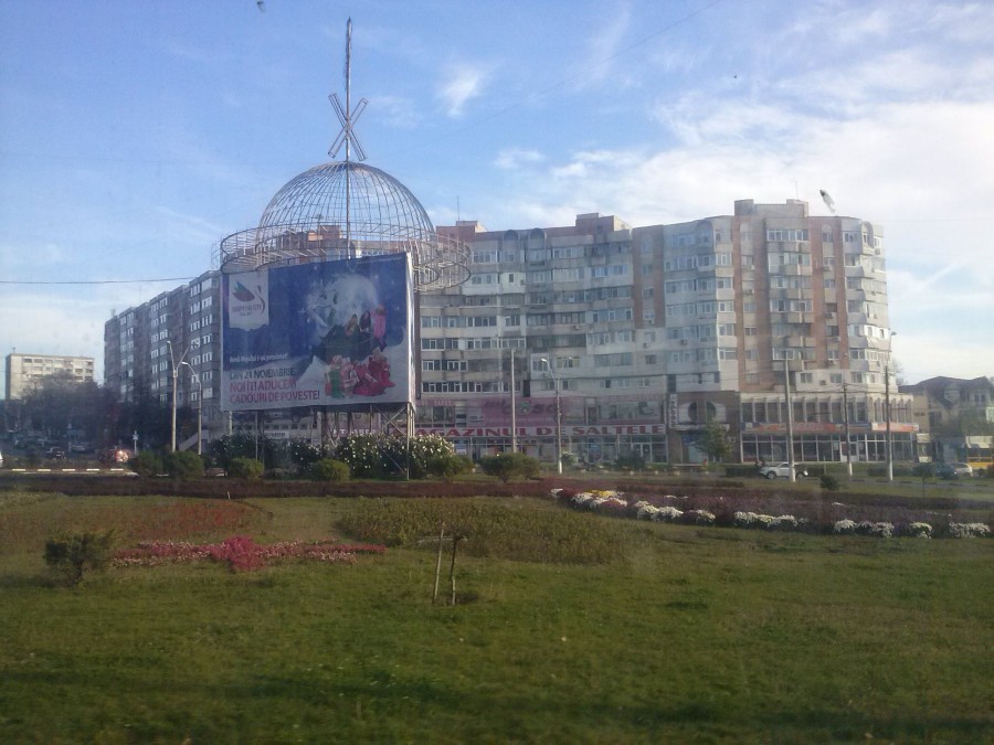 Împăcăm comercialul cu credinţa/ Un monument gălăţean căruia "i s-a pus cruce"