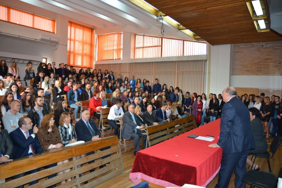 Facultatea de Ştiinţe Juridice, Sociale şi Politice | Studenţii au venit în număr mare la deschiderea anului universitar