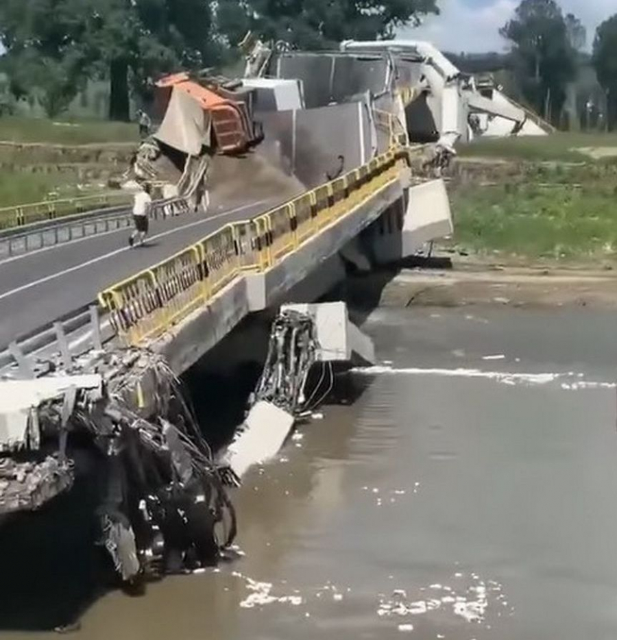 Un pod din Neamț s-a prăbușit, la doar câteva luni după ce a fost reabilitat (VIDEO)
