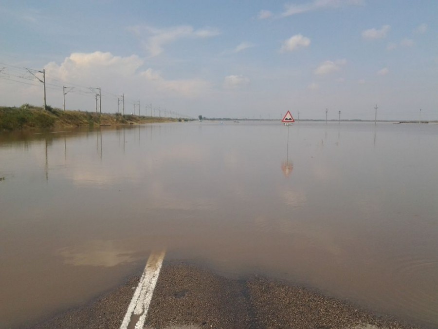 FOTO / Apa atinge un metru înălţime pe Drumul Naţional 25, între Vameş şi Tudor Vladimirescu