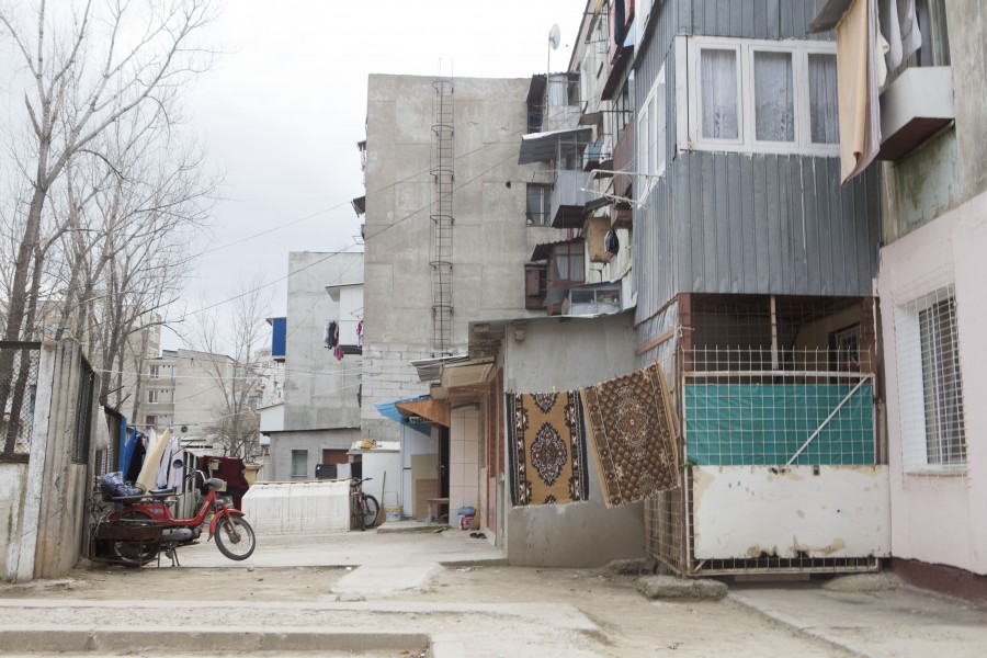 Urbanism cu faţă rurală. Blocul ca o mahala pe verticală