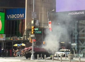 Momente de haos la New York. O mașină a intrat pe trotuar în Times Square. Cel puțin o persoană a murit