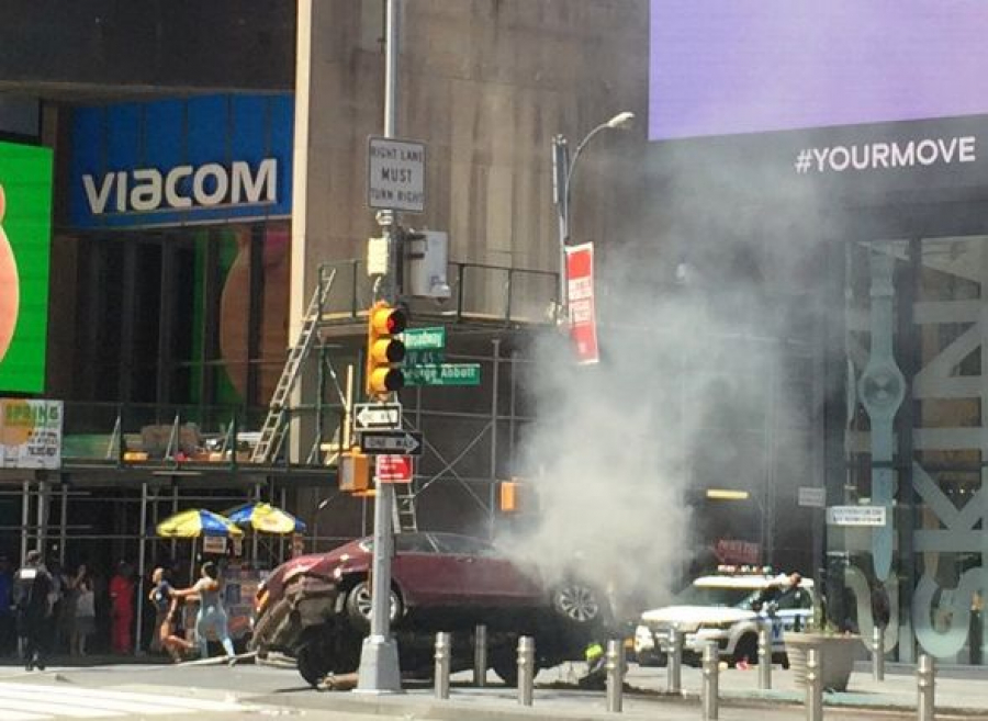 Momente de haos la New York. O mașină a intrat pe trotuar în Times Square. Cel puțin o persoană a murit
