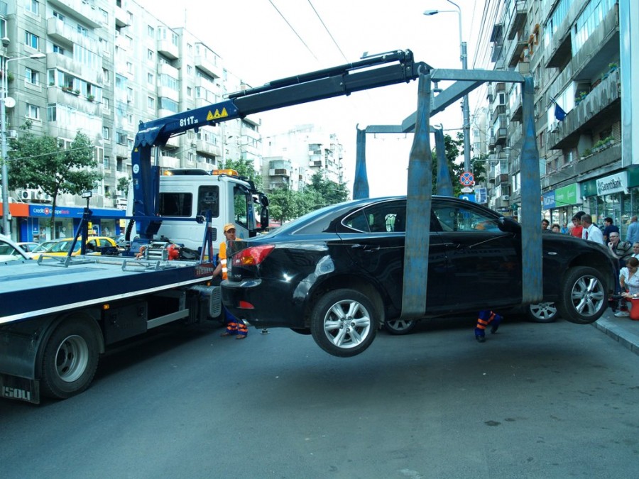 Ridicarea maşinilor, doar dacă obturează circulaţia, traficul sau intrarea în instituţii