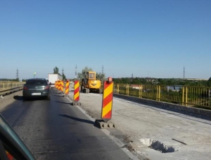 TRAFIC INFERNAL pe podul din Şendreni, aflat ÎN LUCRU! Autorităţile gălăţene SESIZEAZĂ Ministerul Transporturilor (FOTO)