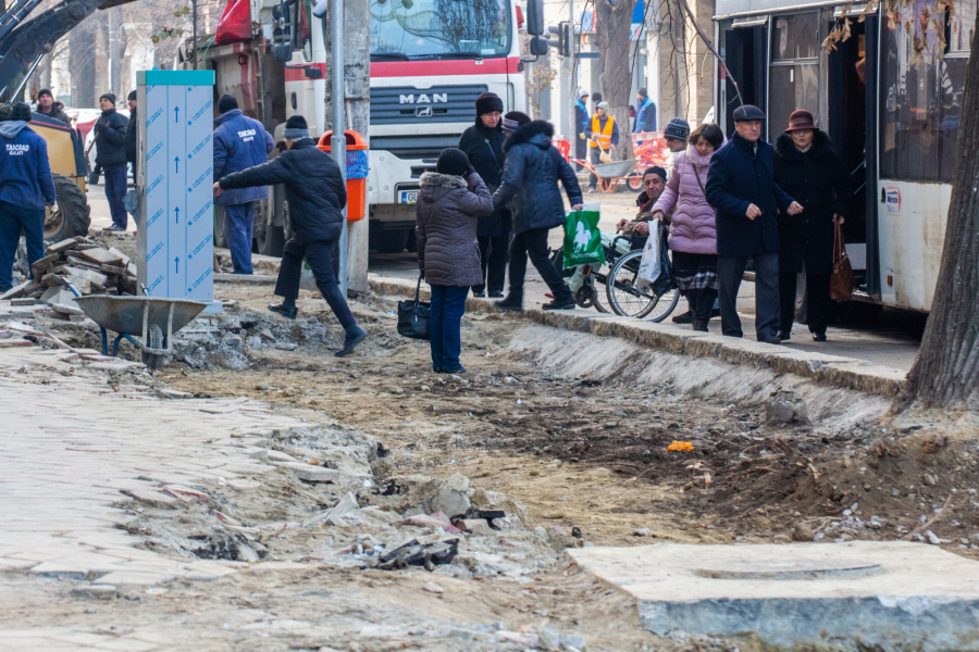 Cât mai durează şantierul de pe strada Domnească (FOTO)