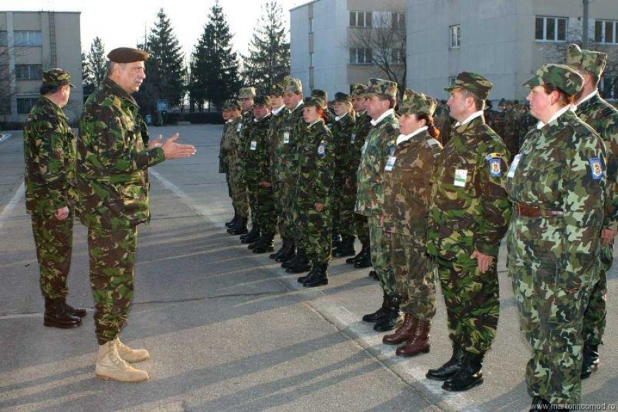 Armata face recrutări din rândul civililor