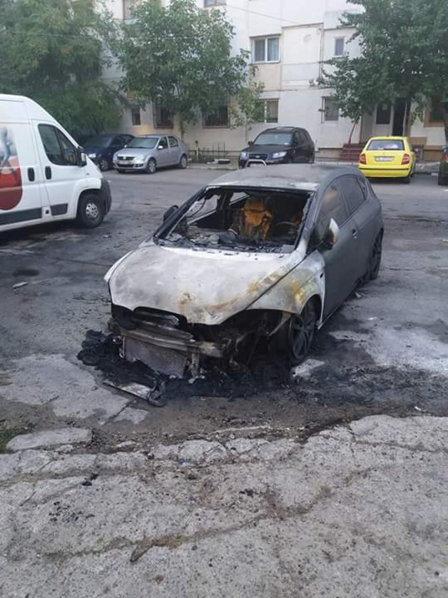 Mașină cuprinsă de flăcări într-o parcare din I.C. Frimu