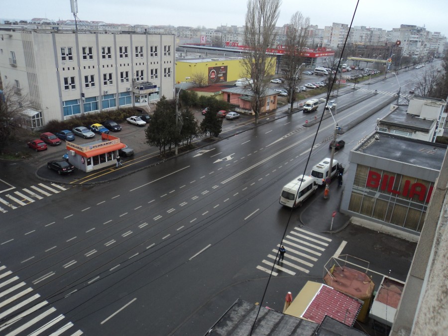 Accident pe strada Oţelarilor / A intrat cu maşina în refugiul staţiei de tramvai