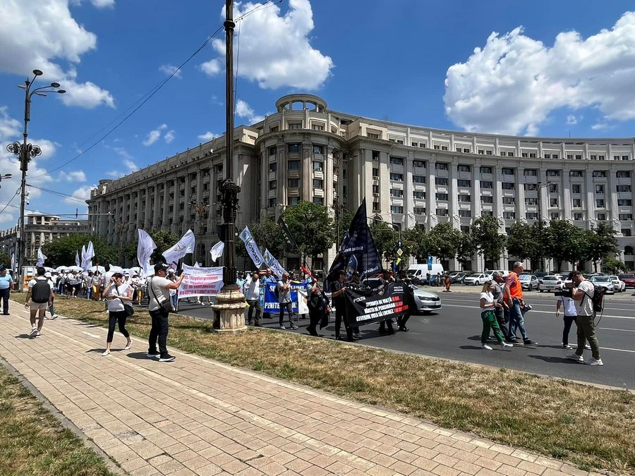 Polițiștii și grefierii au protestat din nou, în fața Parlamentului