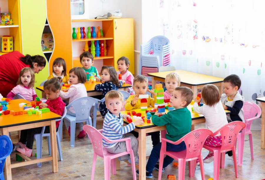 Din octombrie se majorează tichetele de creșă