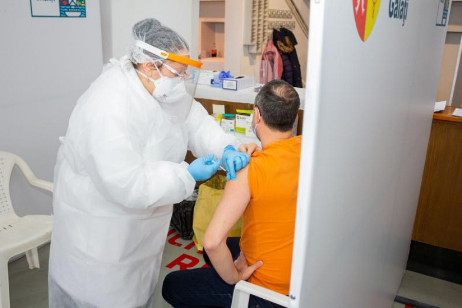 Peste 165.000 de gălățeni au primit măcar o doză de vaccin