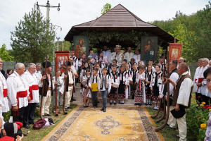 Buciumașii au vestit lumii hramul Mănăstirii Cârlomănești (FOTO)