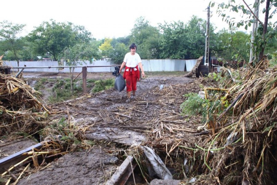 Zeci de mii de litri de apă şi mai multe tone cu mâncare au ajuns la Tecuci / Alimentele vor fi distribuite în comune