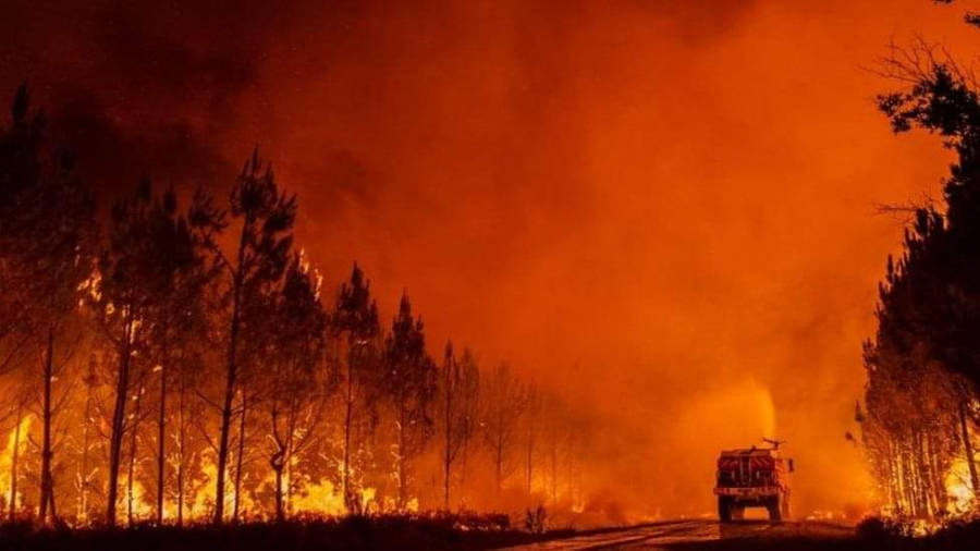 Pompierii români pleacă în Franța să stingă incendiul „monstru” de lângă Bordeaux